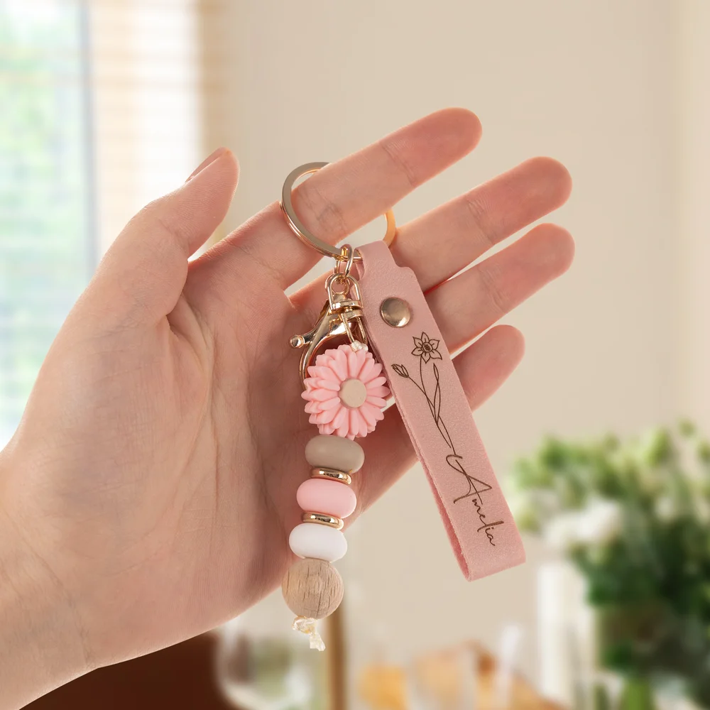 Personalized PU leather keychain with engraved name, birth flower, and daisy bead pendant - birthday gift for friends, Anniversary Gift